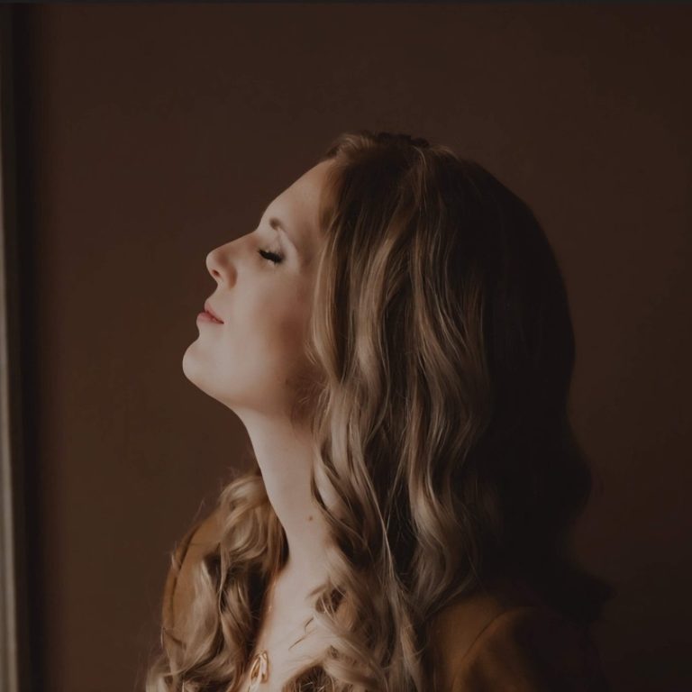 Inge met gesloten ogen in een moment van rust en zelfreflectie tijdens haar kinderwens-traject