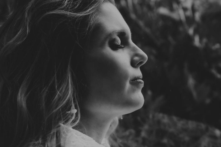 Inge in zijaanzicht, in stilte en reflectie over haar kinderwens