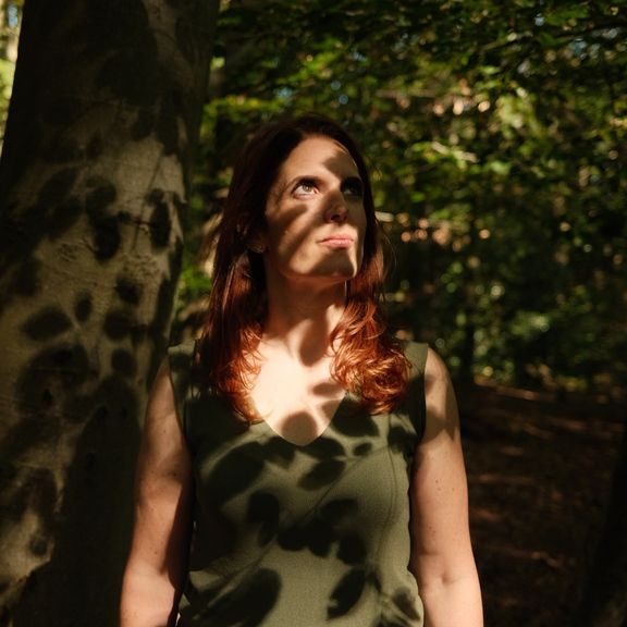 Inge Gesthuizen van Innergy Balance in het bos