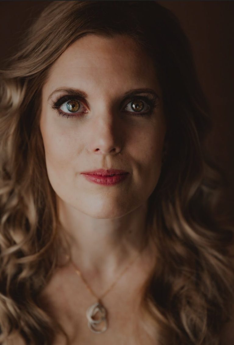 vrouw verwerkt miskraam en zoekt emotionele steun