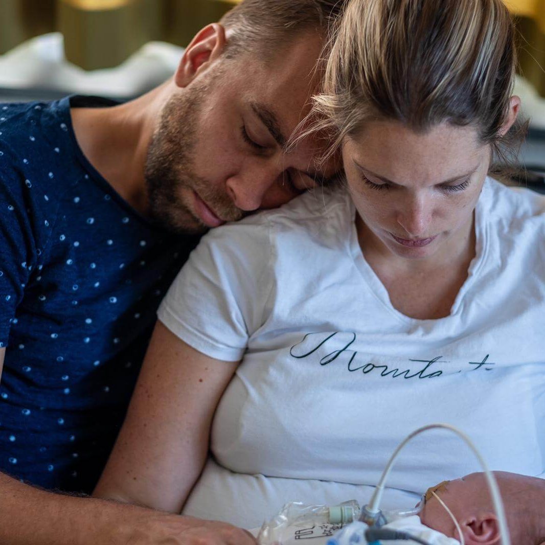 Wij als ouders met ons zoontje op de NICU. Onverwacht verlies van ons sterrenkindje