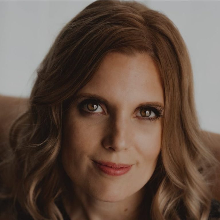 Portret van een Inge met golvend haar, kijkend naar in de camera. 