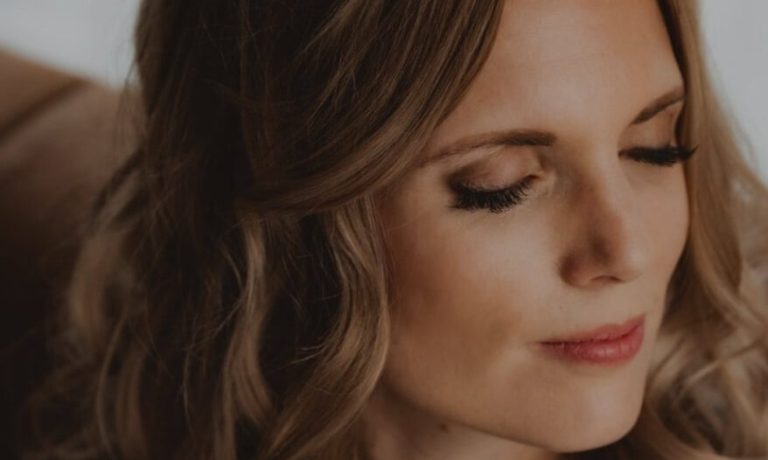 Inge met gesloten ogen en een ontspannen uitdrukking, lichtje op haar gezicht. Over gezond leven bij een kinderwens