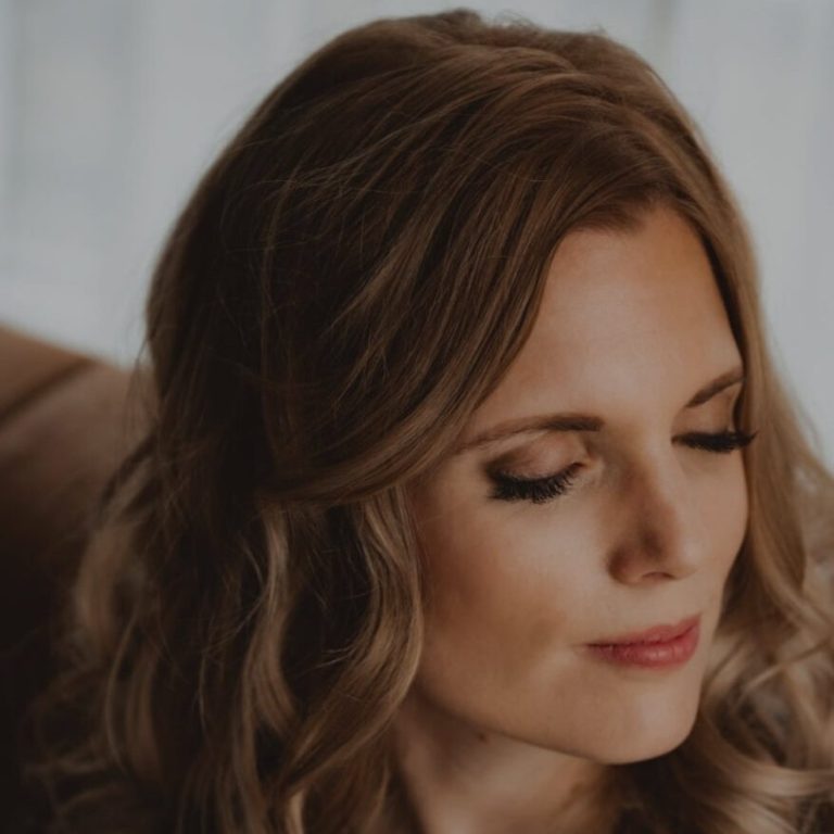 Inge met lang, golvend haar, zittend en met gesloten ogen schrijft regelmatig over Kinderwens, miskraam en verlies in haar blogs