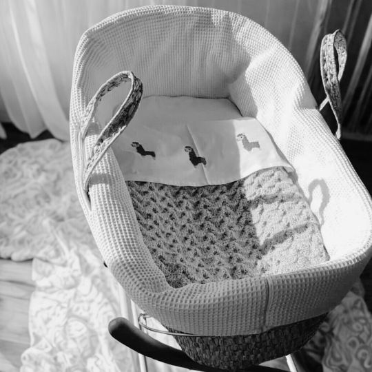 Het bedje voor Felix staat klaar op de kinderkamer, leeg en zonder kindje.