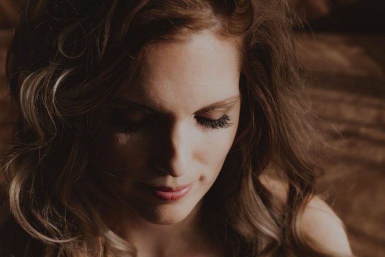 Inge met haar in zachte golven en bescheiden blik heeft een blog over het taboe rondom een onvervulde kinderwens