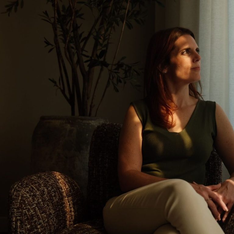 Vrouw tijdens een moment van rust en reflectie binnen kinderwensbegeleiding Vrouw tijdens een moment van rust en reflectie binnen kinderwensbegeleiding