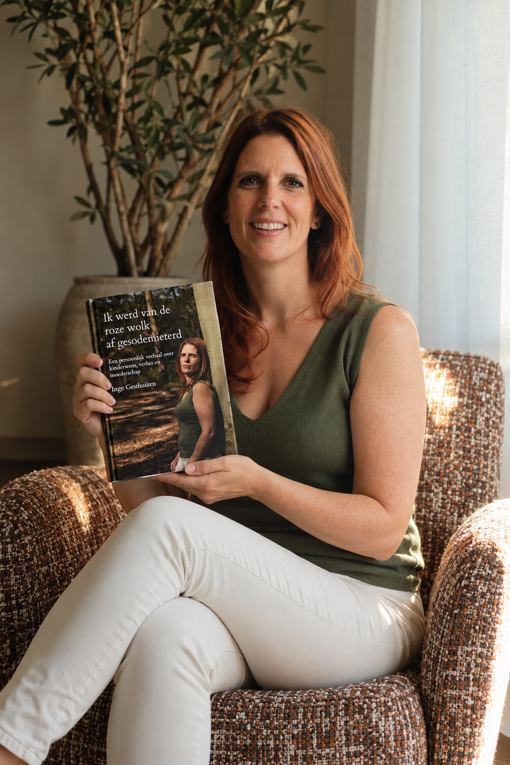 Inge Gesthuizen met haar boek Ik werd van de roze wolk af gesodemieterd Inge Gesthuizen met haar boek Ik werd van de roze wolk af gesodemieterd