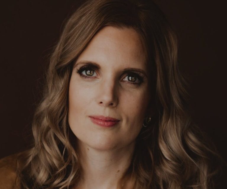 Portret van Inge Gesthuizen NEI therapeut Den Haag, bij informatie over emotionele begeleiding na een miskraam.